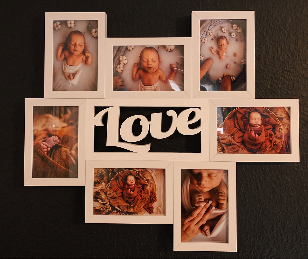 Composition de 7 cadres photo Modulia Blanc au mur avec une déco murale Love (vendue séparément)